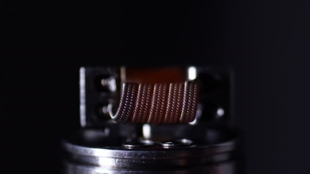 Vape macro Calentamiento de bobinas en atomizador para vapeo o cigarrillo electrónico — Vídeo de stock