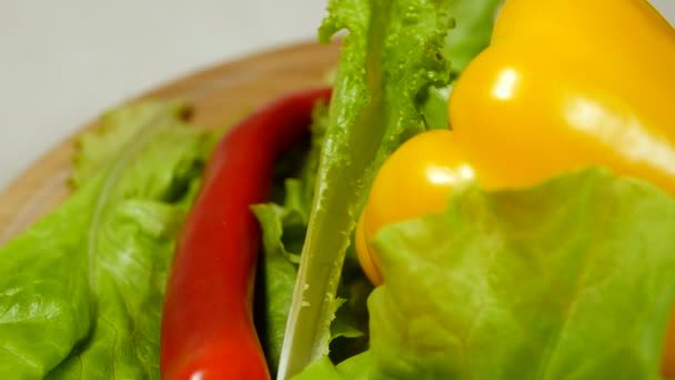 木桌上旋转的新鲜蔬菜 — 图库视频影像