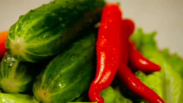 Verduras orgánicas frescas girando sobre mesa de madera. Pimienta, ensalada — Vídeos de Stock