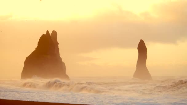 海浪在冰岛的黑沙滩上冲击岩石 — 图库视频影像