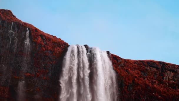 Grande cascata epica nella roccia della montagna — Video Stock