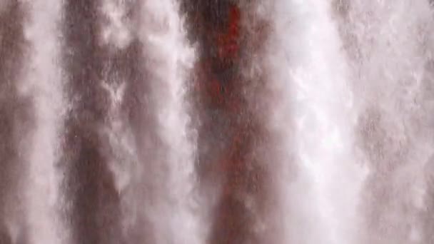 Grande cascata epica nella roccia della montagna — Video Stock