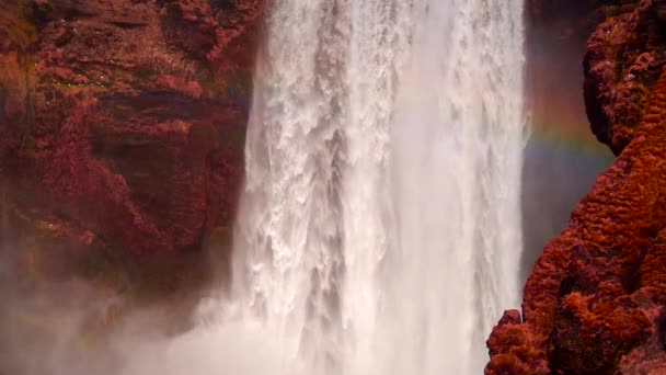 Grande cascade épique dans le rocher de montagne — Video