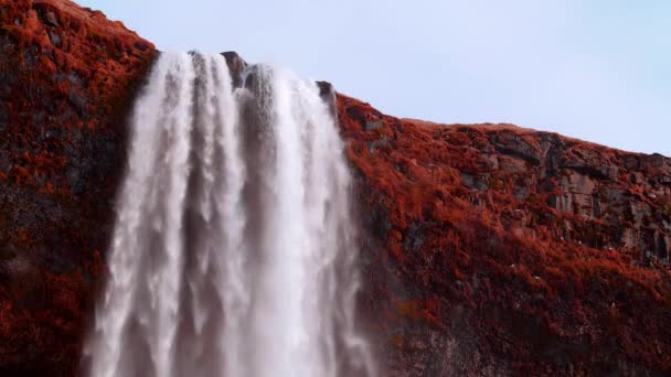 Grande cascata epica nella roccia della montagna — Video Stock