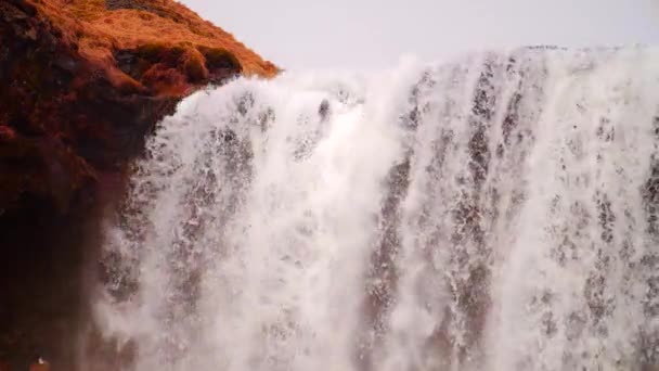 Epischer großer Wasserfall im Gebirgsfelsen — Stockvideo