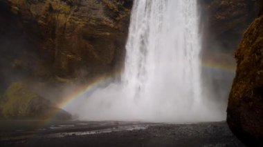 Dağ Kayasında Destansı Büyük Şelale