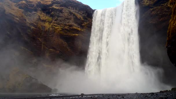 Grande cascata epica nella roccia della montagna — Video Stock