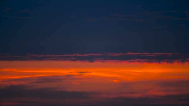 Nubes rojas del cielo del atardecer Fondo de Timelapse, Noche de día Cielo dramático del atardecer — Vídeo de stock