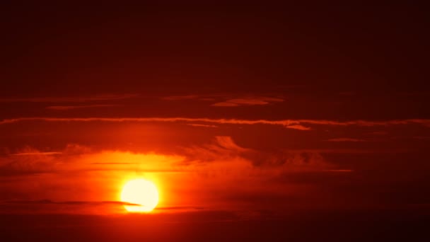 Время восхода большого солнца с облаками — стоковое видео