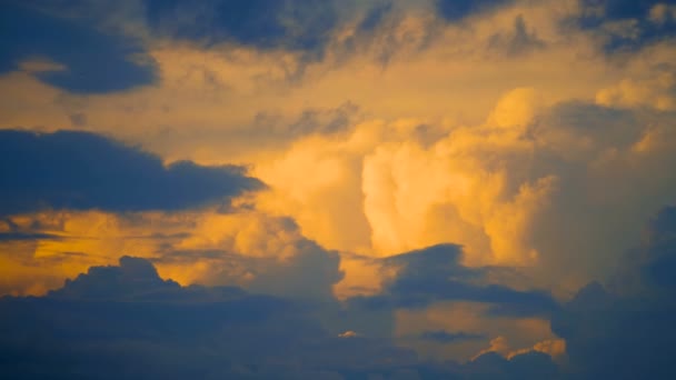 Céu de pôr-do-sol vermelho nuvens fundo Timelapse, noite do dia céu de pôr-do-sol dramático — Vídeo de Stock