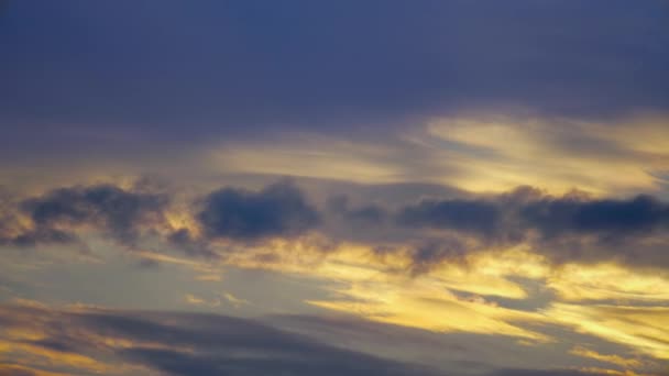 Céu de pôr-do-sol vermelho nuvens fundo Timelapse, noite do dia céu de pôr-do-sol dramático — Vídeo de Stock