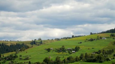 Ormanlı dağ. Bulutlar ile Güzel mavi gökyüzü ile Doğa timelapse Manzara