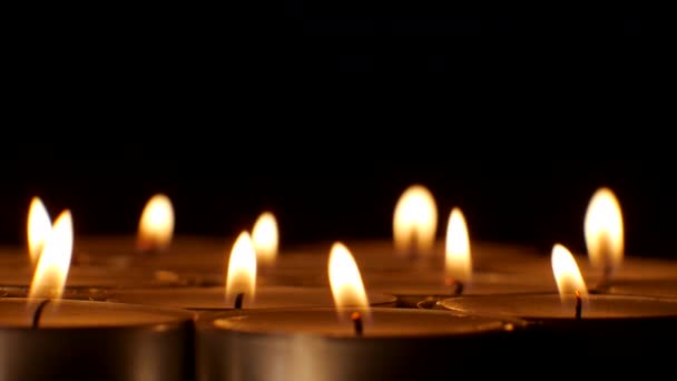 Bougie allumée sur fond noir. Symbole religieux 