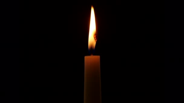 Płonąca świeca timelapse na czarnym tle. Symbol religii — Wideo stockowe