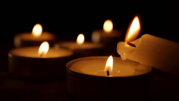 Bougie allumée sur fond noir. Symbole religieux 