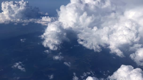 Vista desde el espacio hermoso cielo azul con fondo de nubes . — Vídeos de Stock