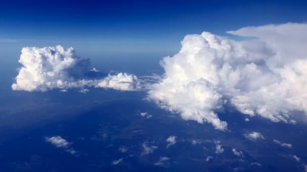 Vista desde el espacio hermoso cielo azul con fondo de nubes . — Vídeos de Stock