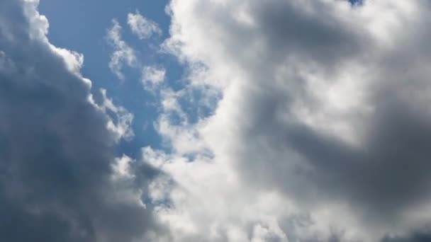 Hermoso cielo azul con nubes background.Sky nubes clouds.Sky con nubes tiempo naturaleza nubes blue.Blue cielo con nubes y sol. — Vídeo de stock