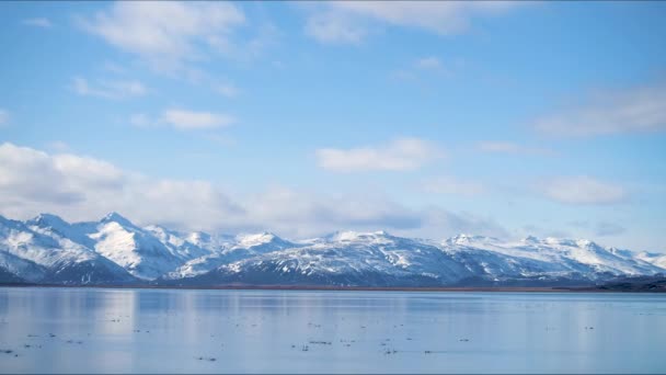 Timelapse das montanhas da Islândia com faixa de céu visto a partir do Lago de Gelo com pássaros e templo e rochas em dia claro — Vídeo de Stock