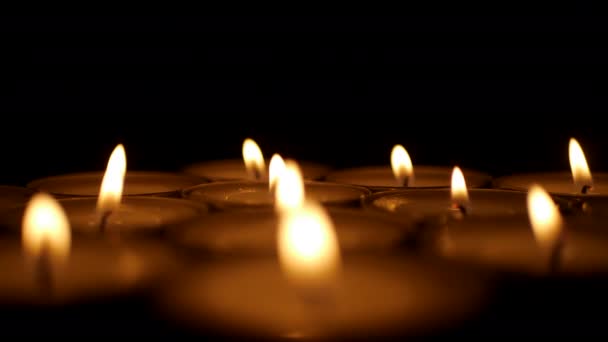 Hořící svíčku na černém pozadí. Symbol náboženství — Stock video