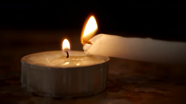 Bougie allumée sur fond noir. Symbole religieux 