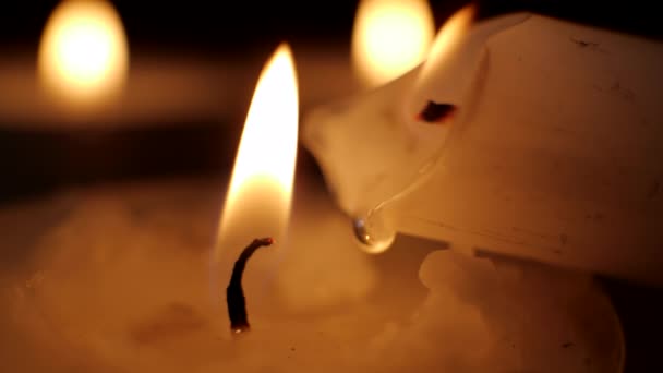 Brinnande ljus på en svart bakgrund. Religion symbol — Stockvideo