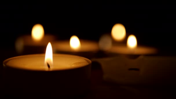 Bougie allumée sur fond noir. Symbole religieux 