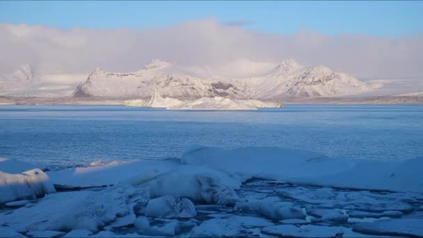 안개가 끼는 맑은 날에빙산과 빙산이 있는 얼음호수에서 볼 수 있는 아이슬란드 산맥의 타임랩스 — 비디오