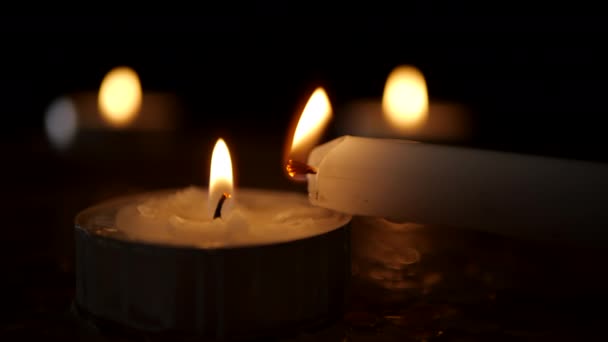 Bougie allumée sur fond noir. Symbole religieux 
