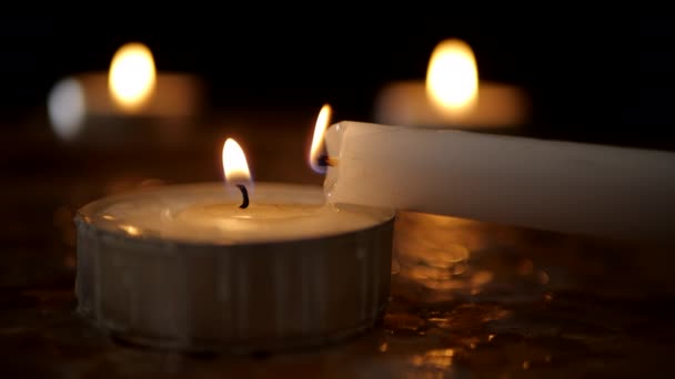 Bougie allumée sur fond noir. Symbole religieux 