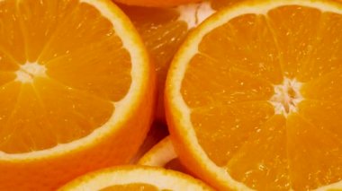 Marco portakal meyve vurdu ve döndürmek. Etnarenci portakalı kapatın. Doğa arka planı.