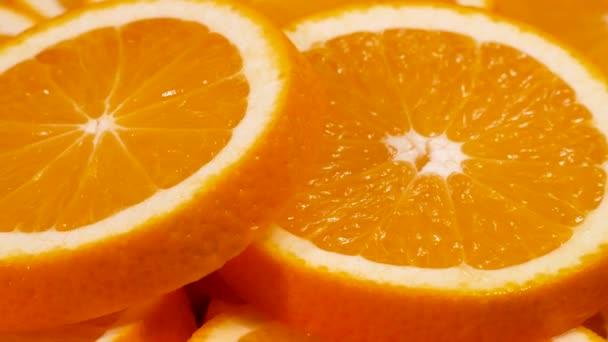 Marco skott av apelsin frukt och rotera. Närbild kött citrus apelsin. Natur bakgrund. — Stockvideo