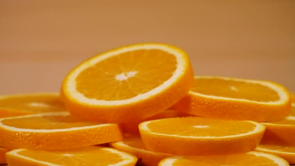 Marco disparo de fruta naranja y rotar. Cerrar pulpa cítrica naranja. Fondo de naturaleza . — Vídeos de Stock