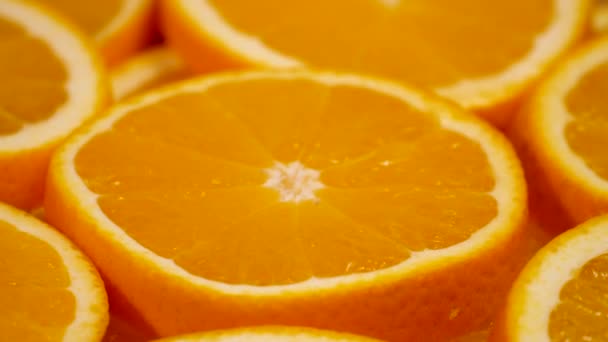 Ο Μάρκο έχει πορτοκαλί φρούτα και περιστρέφεται. Κλείστε τη σάρκα πορτοκάλι εσπεριδοειδών. Φόντο της φύσης. — Αρχείο Βίντεο