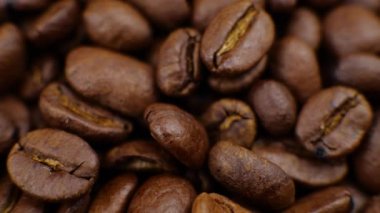 Koyu kahve gemide dönüyor Kahve çekirdekleri güzel kahve çekirdeklerini tıkıştırıyor.