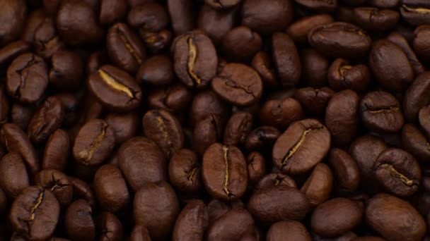 Café oscuro girando a bordo Los granos de café se nublan Hermosos granos de café . — Vídeos de Stock