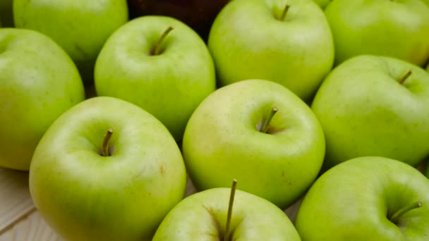 Manzanas Fondo natural fresco. Cosecha natural de manzanas del árbol. Tienda de comestibles, departamento de frutas y verduras . — Vídeo de stock