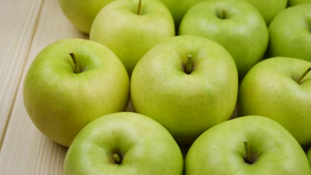 Manzanas Fondo natural fresco. Cosecha natural de manzanas del árbol. Tienda de comestibles, departamento de frutas y verduras . — Vídeo de stock