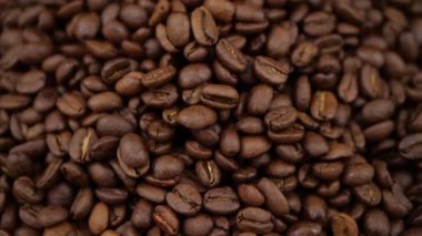 Koyu kahve gemide dönüyor Kahve çekirdekleri güzel kahve çekirdeklerini tıkıştırıyor.