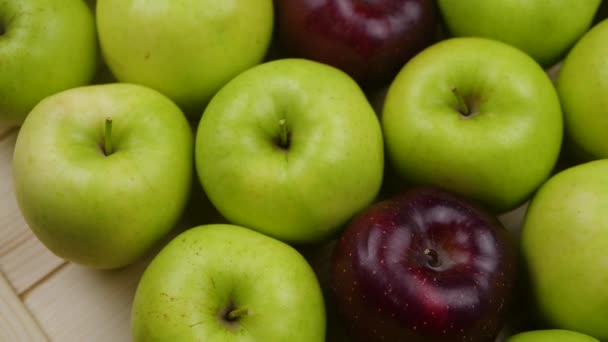 Manzanas Fondo natural fresco. Cosecha natural de manzanas del árbol. Tienda de comestibles, departamento de frutas y verduras . — Vídeo de stock