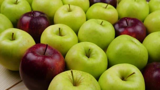 Manzanas Fondo natural fresco. Cosecha natural de manzanas del árbol. Tienda de comestibles, departamento de frutas y verduras . — Vídeo de stock