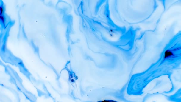 Tinte in Wasser. blaue Tinte, die im Wasser reagiert und einen abstrakten Hintergrund erzeugt. 4k Filmmaterial. Reaktion mit Tinte und Farbe — Stockvideo