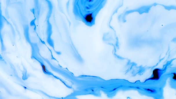 Μελάνι στο νερό. Μπλε μελάνι αντιδρά στο νερό δημιουργώντας αφηρημένο υπόβαθρο. 4k πλάνα. Αντίδραση υγρού μελανιού και χρώματος — Αρχείο Βίντεο