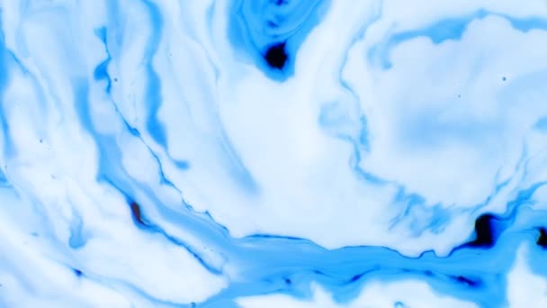 Encre dans l'eau. Encre bleue réagissant dans l'eau créant un fond abstrait. Des images 4K. Réaction liquide d'encre et de peinture 