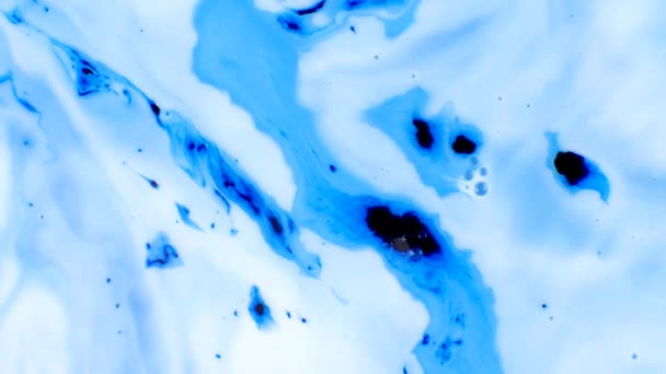 Tinta en el agua. Tinta azul reaccionando en agua creando fondo abstracto. Imágenes de 4K. Reacción líquida de tinta y pintura — Vídeo de stock