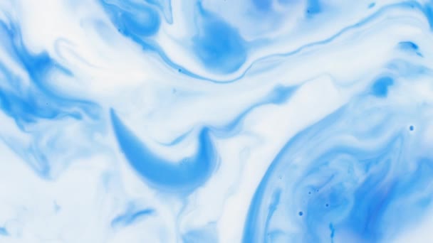Abstracte achtergrond. Inkt in het water. Blauwe inkt reageert in water. 4K beelden. Inkt en verfvloeistofreactie — Stockvideo