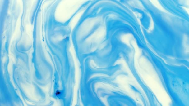 Abstracte achtergrond. Inkt in het water. Blauwe inkt reageert in water. 4K beelden. Inkt en verfvloeistofreactie — Stockvideo