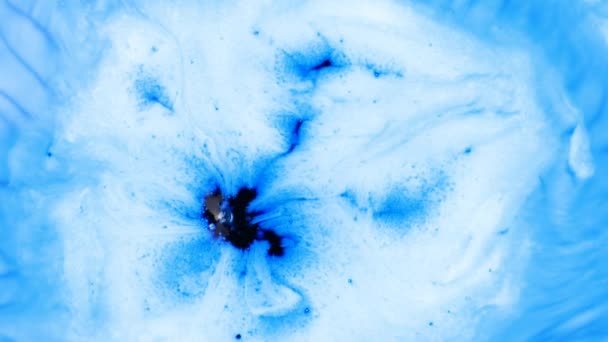 Sfondo astratto. Inchiostro in acqua. Inchiostro blu che reagisce in acqua. 4K filmati. Reazione liquida di inchiostro e vernice — Video Stock