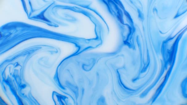 Blaue bunte Tinte flüssige Reaktion abstrakte Farbe Tinte Hintergrund. blau-weiße chemische Reaktion — Stockvideo