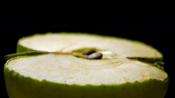 La mitad de la manzana fresca verde se secó rápidamente, el lapso de tiempo de descomposición se disparó, aislado sobre fondo blanco. Las frutas se secan y se marchitan, disminuyen de tamaño con el tiempo — Vídeos de Stock